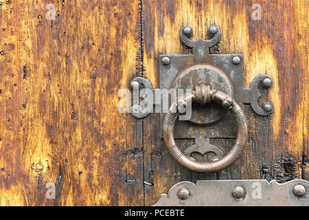 Detail der alte Holztür mit metallischen geschnitzten Schließfach Stockfoto