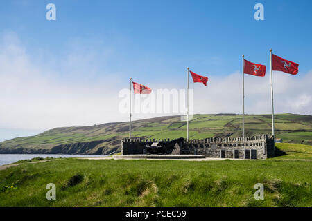 Manx flags in Dünkirchen Memorial fliegen an der Küste bei Kallow Punkt, Port St Mary, die Insel Man, den Britischen Inseln Stockfoto