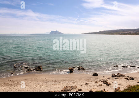 La Alcaidesa Beach mit den Felsen von Gibraltar und Afrika am Horizont Stockfoto