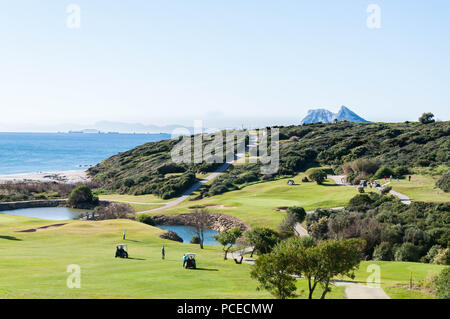 Alcaidesa Golf in Cadiz, Spanien mit den Felsen von Gibraltar und Marokko im Hintergrund Stockfoto