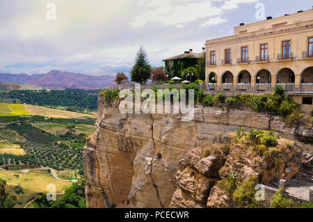 Weitwinkel Bild Der 120 Meter tiefe Schlucht, teilt Ronda, El Tajo Schlucht mit der Puente Nuevo und Guadalevan Fluss auf der Unterseite. Ronda, Pr Stockfoto