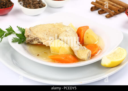 Suppe mit Chicken Wings mit Karotten und Kartoffeln Stockfoto