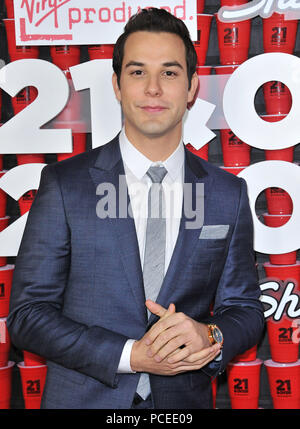 Skylar Astin 23 Am 21. und Über Premiere auf dem Westwood Village Theater in Los Angeles. Skylar Astin 23 - - - - - - - - - - - - - Red Carpet Event, Vertikal, USA, Filmindustrie, Prominente, Fotografie, Bestof, Kunst, Kultur und Unterhaltung, Topix Prominente Fashion/Vertikal, Besten, Event in Hollywood Leben - Kalifornien, Roter Teppich und backstage, USA, Film, Stars, Film Stars, TV Stars, Musik, Promis, Fotografie, Bestof, Kunst, Kultur und Unterhaltung, Topix, drei Viertel, vertikal, eine Person aus dem Jahr 2013, Anfrage tsuni@Gamma-USA.com Stockfoto