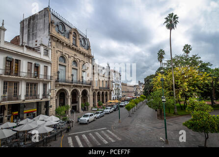 Plaza 9 de Julio entfernt und American Cultural Center Gebäude - Salta, Argentinien Stockfoto