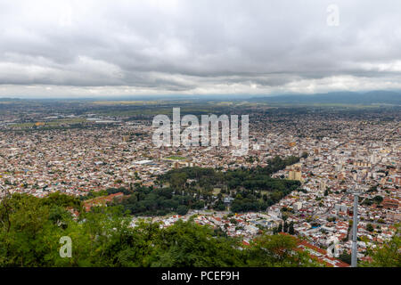 Luftaufnahme der Stadt Salta und San Martin Park - Salta, Argentinien Stockfoto