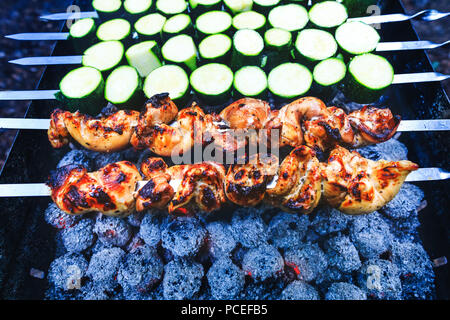 Die Wurzeln der grünen Zucchini und Schaschlik gegrillt auf dem Grill im Freien. Gesunde bbq Der spieß Fleisch und Gemüse. In der Nähe von frisch vom Grill Stockfoto