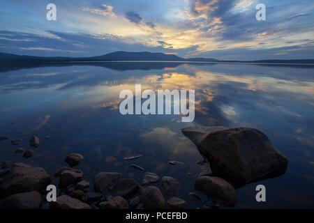 Sonnenuntergang am See Pallasjärvi in Pallas-Yllästunturi-Nationalpark. Fiel im Hintergrund ist Pallastunturi Stockfoto