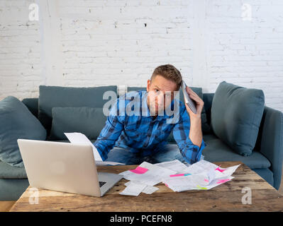 Man Rechnungen bezahlen Finanzen verwalten Stockfoto