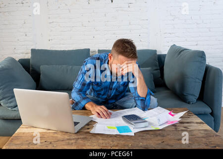 Man Rechnungen bezahlen Finanzen verwalten Stockfoto