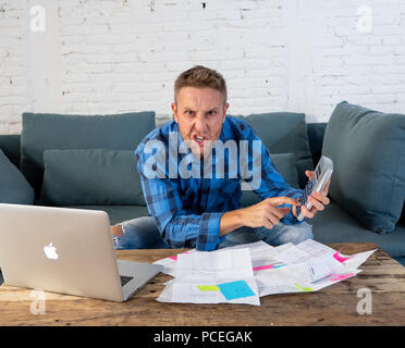 Man Rechnungen bezahlen Finanzen verwalten Stockfoto