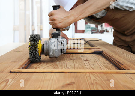 Holzarbeit das Holz mit dem Schleifer schleifen Elektrowerkzeuge für rustikale Renovieren Stockfoto