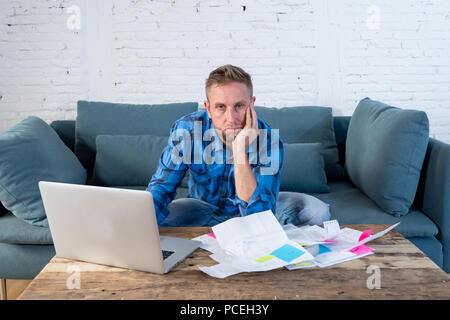 Man Rechnungen bezahlen Finanzen verwalten Stockfoto