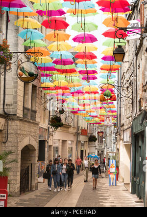 Bunte Sonnenschirme spenden Schatten über eine Straße in Laon, Frankreich, Europa Stockfoto