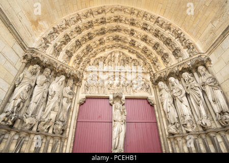 Das zentrale Portal der Westfassade der Kathedrale von Laon, Frankreich, Europa Stockfoto