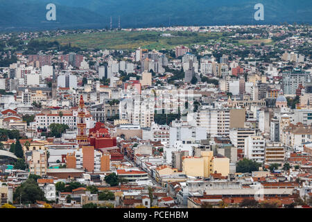 Luftaufnahme der Stadt Salta und San Francisco Kirche - Salta, Argentinien Stockfoto