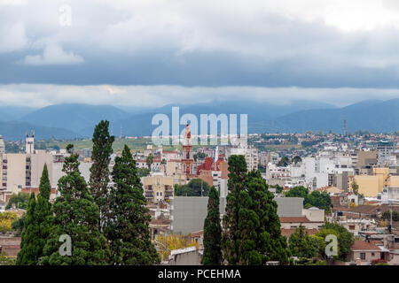 Luftaufnahme der Stadt Salta und San Francisco Kirche - Salta, Argentinien Stockfoto