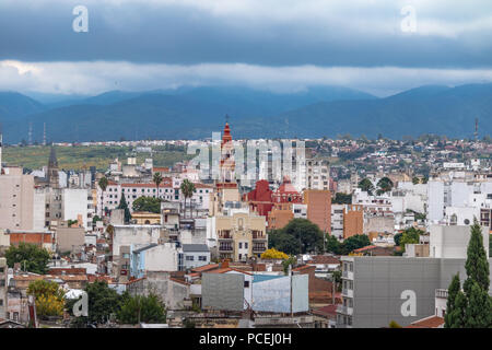 Luftaufnahme der Stadt Salta und San Francisco Kirche - Salta, Argentinien Stockfoto