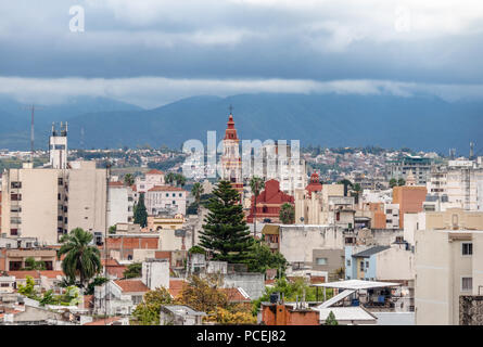 Luftaufnahme der Stadt Salta und San Francisco Kirche - Salta, Argentinien Stockfoto