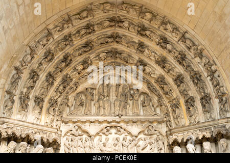 Das Tympanon über dem zentralen Portal der Kathedrale von Laon, Frankreich, Europa Stockfoto