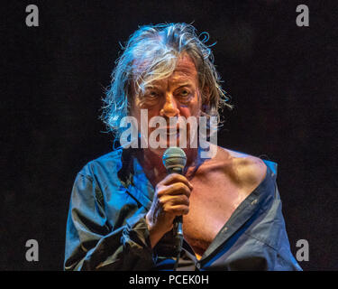 Triest, Italien, vom 30. Juli 2018. iItalian Schauspieler Paolo Rossi auf der Bühne während eines 'Pupkin Cabaret" im Schloss San Giusto in Triest. Foto von Stockfoto