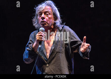 Triest, Italien, vom 30. Juli 2018. iItalian Schauspieler Paolo Rossi auf der Bühne während eines 'Pupkin Cabaret" im Schloss San Giusto in Triest. Foto von Stockfoto