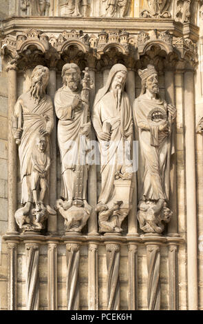 Alten Testament Pfosten, Reliefs, zentrale Portal der Kathedrale von Laon, Frankreich, Europa Stockfoto