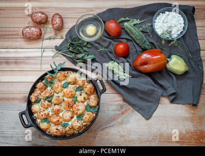 Prinz: Kartoffeln: im Ofen gebacken junge Kartoffeln mit Quark. Essen mit Gemüse. Russische Küche. Stockfoto