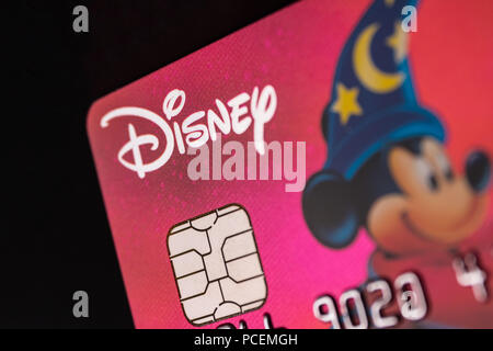 Indianapolis - ca. Juli 2018: Disney Logo auf einer Kreditkarte. Disney ist der Erwerb von 21 Century Fox IV