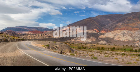 Panoramablick auf die Quebrada del Toro Berge und Eisenbahn im Norden von Salta Puna - Quebrada del Toro, Salta, Argentinien Stockfoto