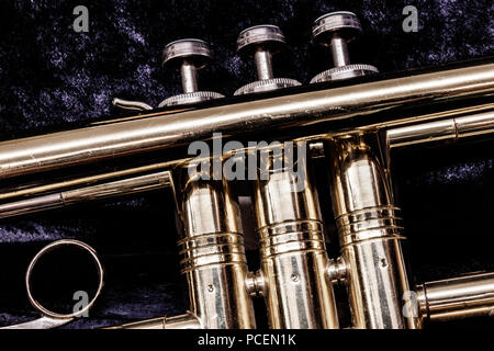 Trompete Ventile Closeup gegen Lila Hintergrund fühlte ich Stockfoto