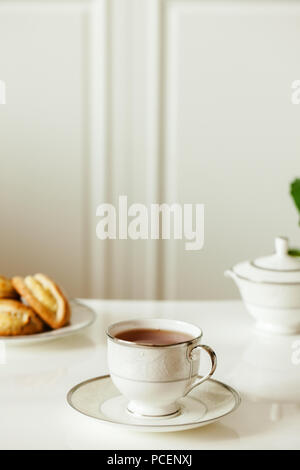 5-Uhr-Tee. traditionelle Kaffee in einer gemütlichen Atmosphäre, Kaffee mit Freunden zu trinken Stockfoto