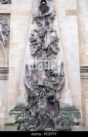 Detail der Porte Saint Denis ist ein Pariser Monument, das sich im 10. Arrondissement von Paris, Frankreich Stockfoto