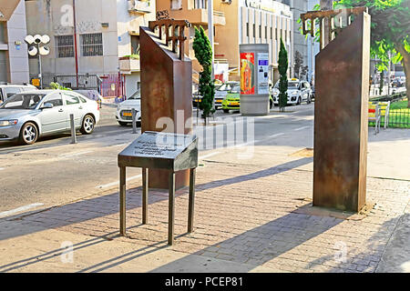 TEL AVIV, Israel - 17. SEPTEMBER 2017: Denkmal für die Opfer des Terroranschlags in 1993, Rothschild Boulevard. Zerstört Aquädukt Stockfoto