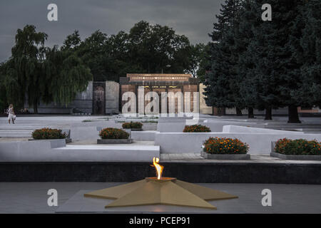 , TRANSNITRIA TIRASPOL (Moldawien) - August 12, 2016: Ewige Flamme auf dem Kriegerdenkmal errichtet 1990-1992 Transnitria Bürgerkrieg und Th zu gedenken. Stockfoto