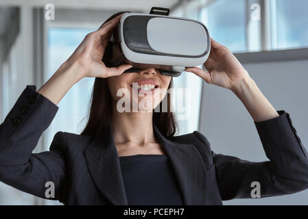 Unternehmer im Büro allein tragen Virtuelle Realität Stockfoto