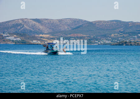 Touristen und Besucher erfahren und Wakeboard auf der Insel Paros genießen Sie während summerdays. Paros, Kykladen, Griechenland. Stockfoto