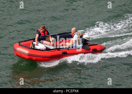 2 Männer reiten ein C sport Schlauchboot rib Schlauchboot Boot auf dem Solent in Southampton Stockfoto