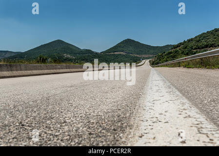 Autobahn oder Landstraße Wicklung zwischen Hügeln in einer ländlichen Landschaft Stockfoto