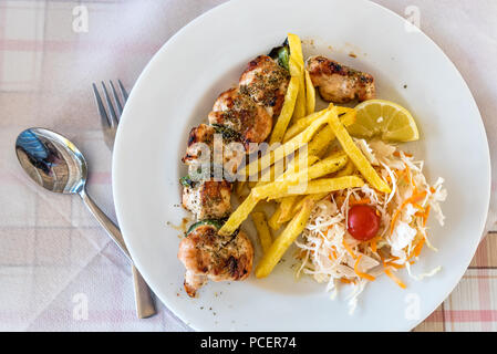 Griechische Mahlzeit Schwein souvlaki Platte auf eine Tabelle in einem mediterranen Restaurant Stockfoto