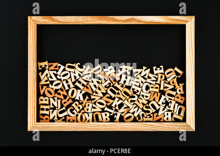 Holz- Buchstaben in einem Holzrahmen auf einem schwarzen Brett. Das Konzept der lesen, wissen, Studie Stockfoto