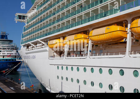 Unabhängigkeit der Meere, eine Freiheit, klasse Kreuzfahrtschiff der Royal Caribbean Cruise Line Unternehmen im Mittelmeerraum betrieben Stockfoto
