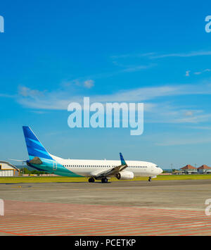 Flugzeug auf einer Startbahn während ein Abflug auf die Insel Bali Airport, Indoneisa Stockfoto