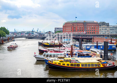 Motor Boote im Hafen, U-Bahn vorbei Brücke und Gebäude in der Stadt Port, Fracht Krane auf Hintergrund, Hamburg, Deutschland Stockfoto