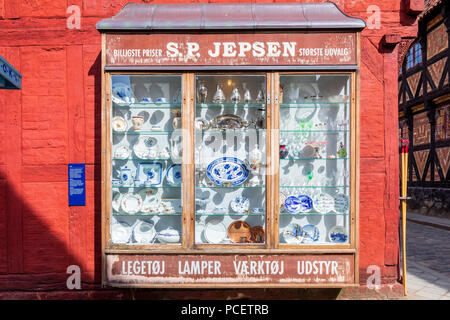 Alte bemalte Porzellan in einem Schaufenster in der Altstadt von Aarhus, Dänemark angezeigt Stockfoto