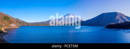 Die schneebedeckten Mount Fuji (Fujisan, 富士山) mit Herbstlaub von Lake Kawaguchi (Kawaguchiko, 河口湖) auf Oishi Park (大石公園), Chubu Region, Japan. Stockfoto