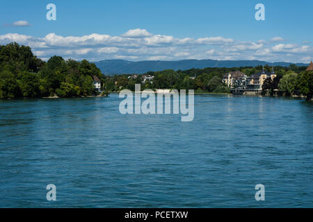 Blick auf den Rhein von Rheinfelden Schweiz im Sommer weit über Blue Wasser Stockfoto