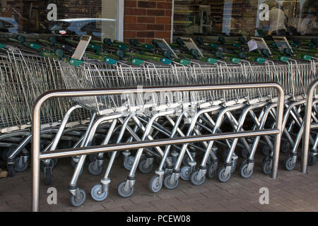 Einkaufswagen außerhalb einer britischen Supermarkt Stockfoto