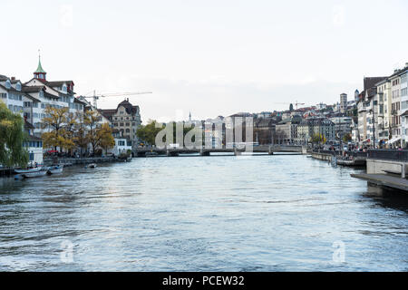 Zürich City Center mit Blick auf den Fluss Limmat am Abend Stockfoto