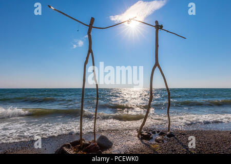 Weibliche und männliche Holzfiguren, Moesgaard Viking strittig, Aarhus, Dänemark Stockfoto