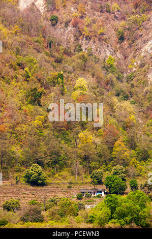 Das Haus das erste Opfer der Thak fleischfressenden Tigerin in der Ferne, wie die CHUKA Seite gesehen, am Ladhya, Sarda Junction, Kumaon, Indien Stockfoto